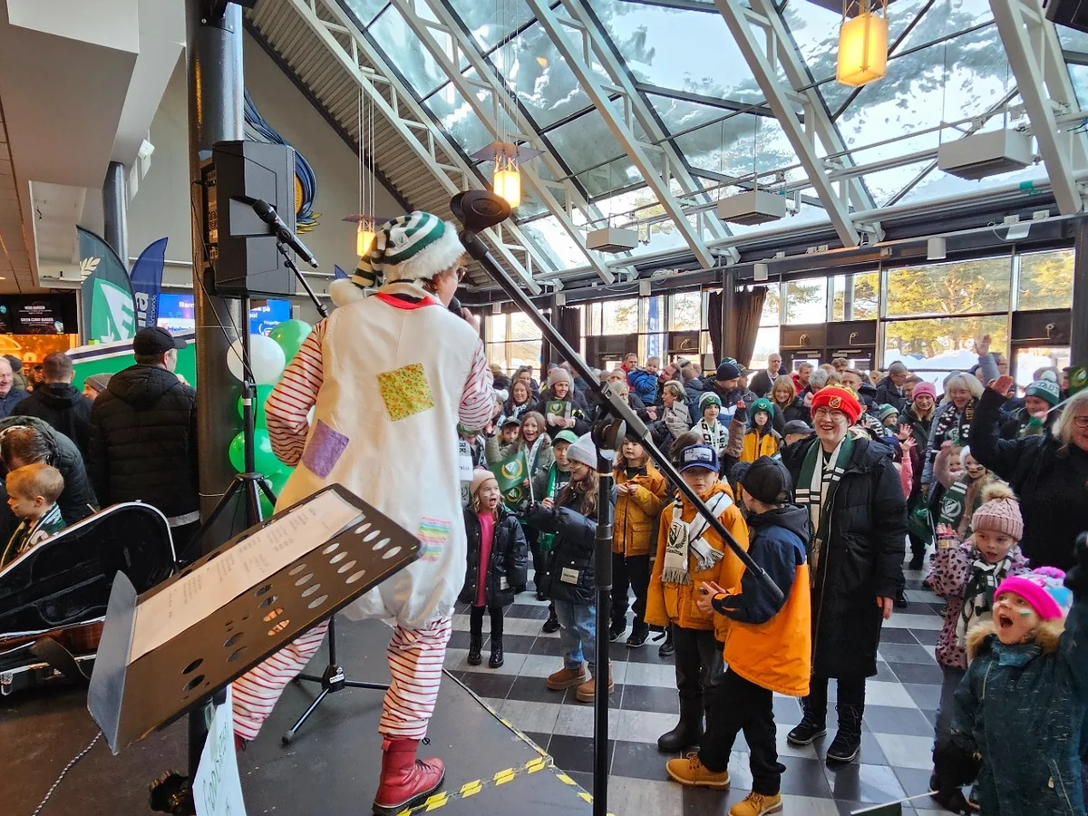 Publikaktivitet med scen, mikrofon och liveframträdande