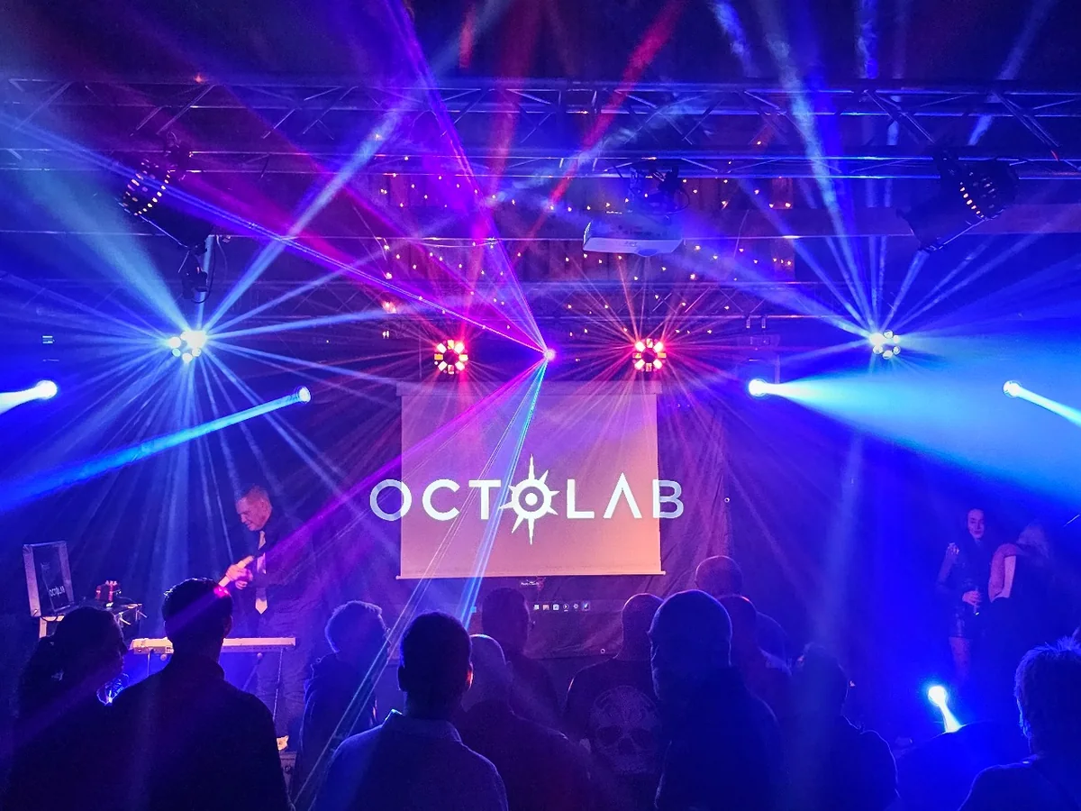 Scen med stark färgsättning och varumärkesprofil i bakgrunden