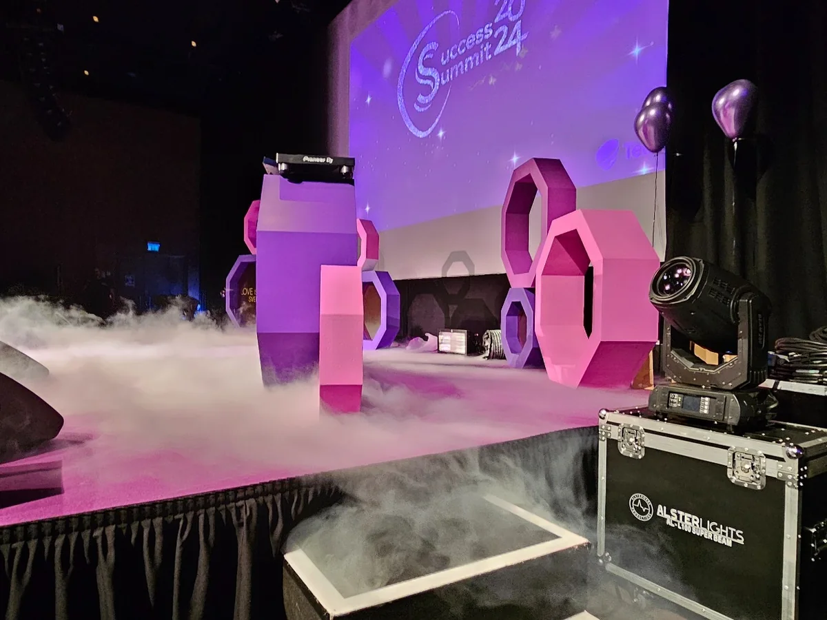 Scen med låg dimma, ljus och dekor under företagsevent