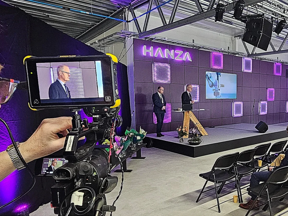 Kamera riktad mot scen under pågående företagsevent