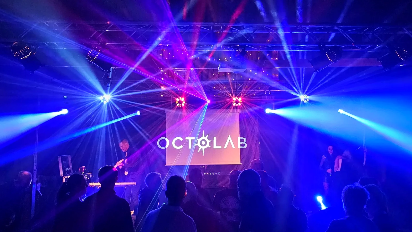 Färgstarkt festljus och hög energi under event